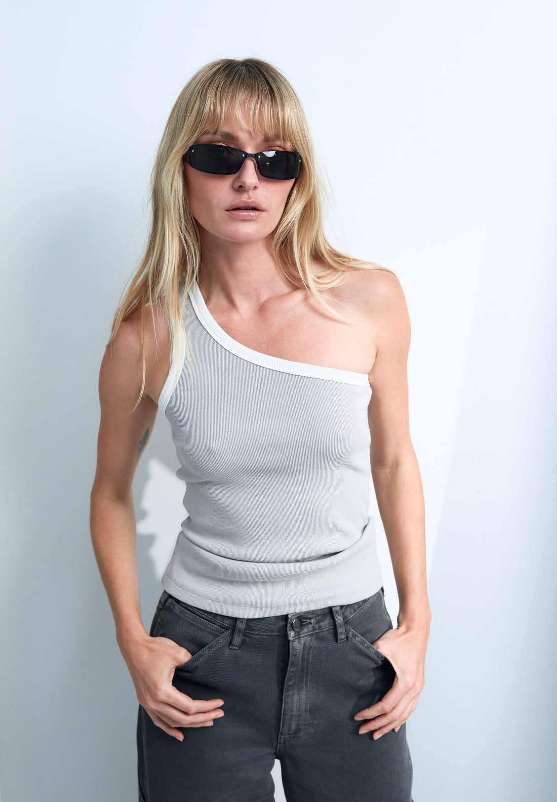 ONE SHOULDER RIB TANK, STONE / WHITE – LAST ONES