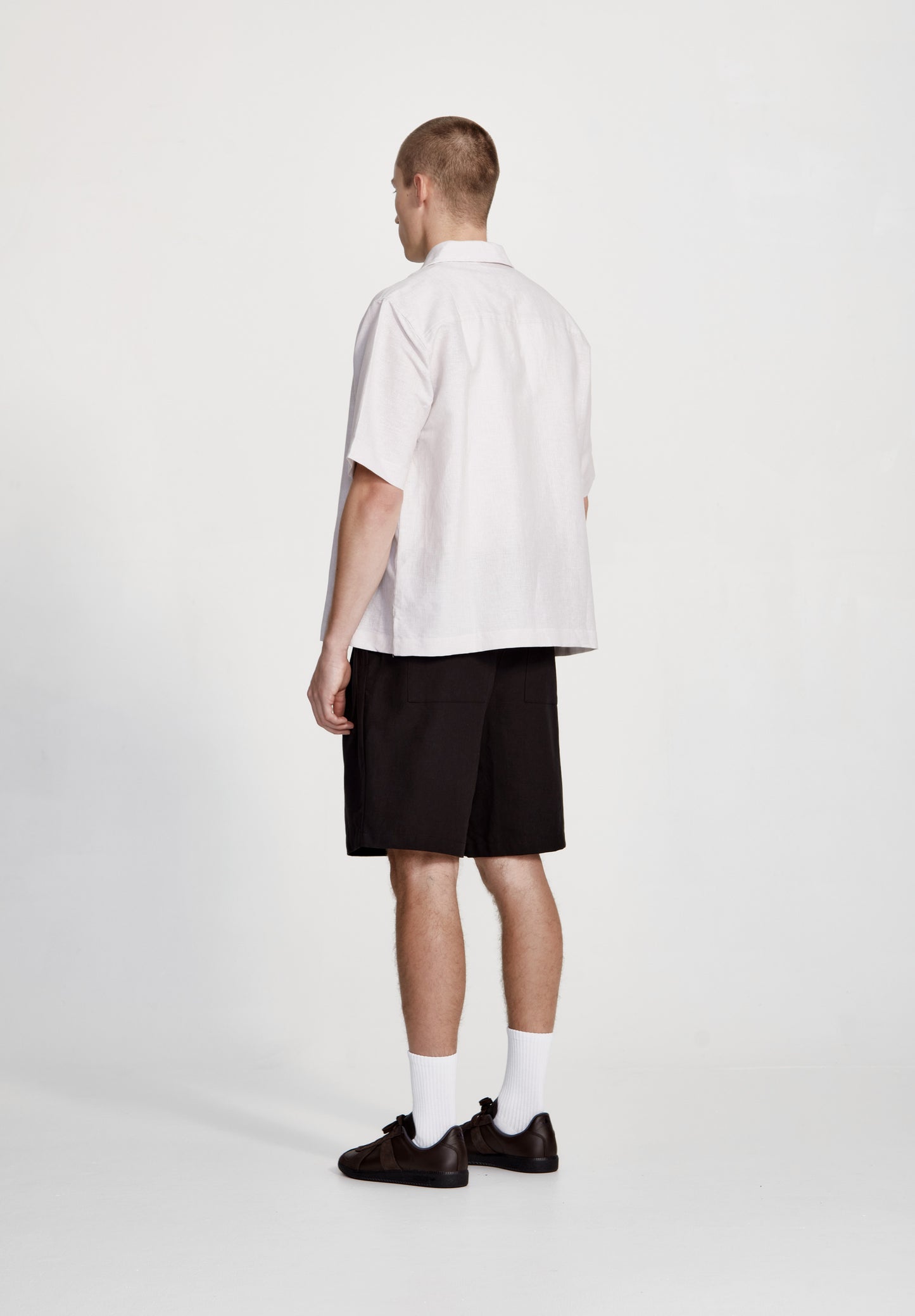 PLEAT FRONT SHORT, BLACK