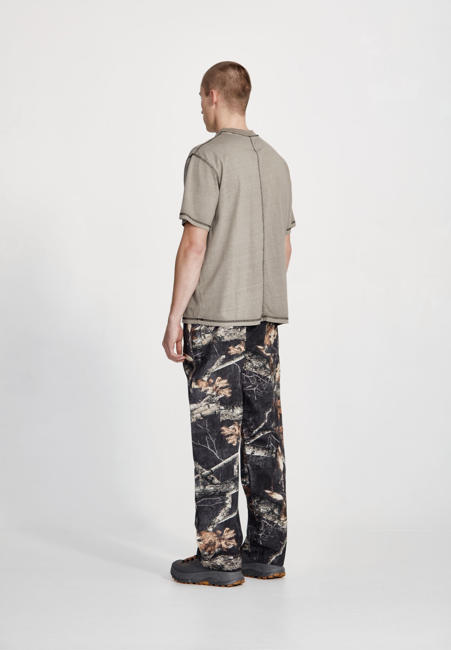 COTTON JERSEY STUDIO TEE, SMOKE WITH BLACK